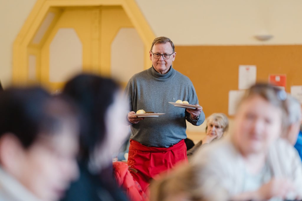 Bundestagsvizepräsident Bodo Ramelow (Linke) betätigt sich am letzten Öffnungstag der Saison 2025/26 im „Restaurant des Herzens“ als Kellner und serviert Bedürftigen Sauerbraten und Klöße.