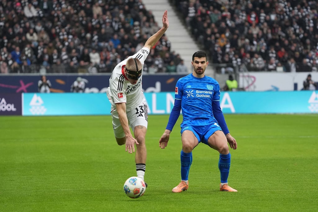 Eintracht Frankfurt und Rasmus Kristensen (l) sind weiter am Straucheln.