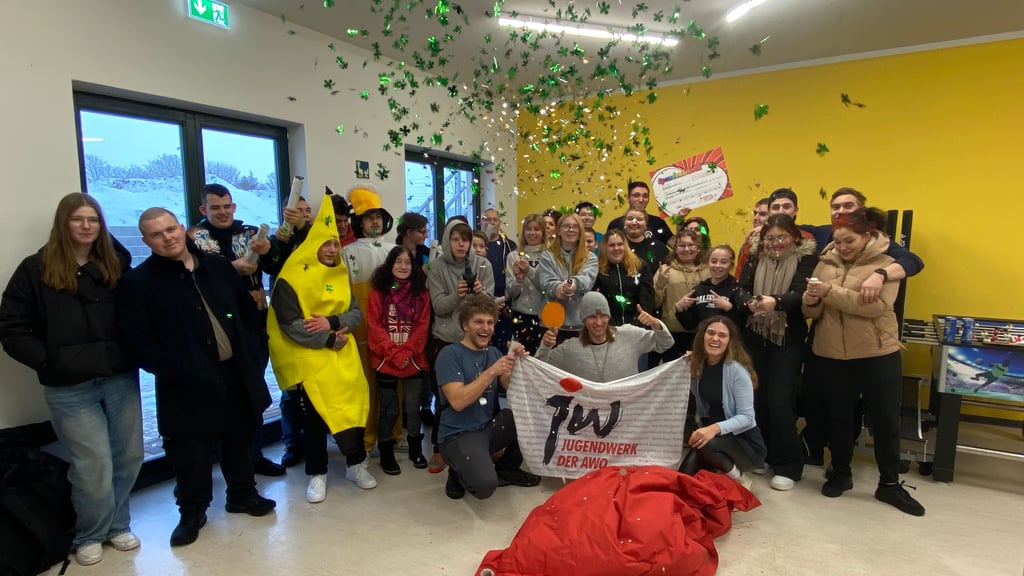 Unter großem Jubel ist das Awo-Kreisjugendwerk in Burg gegründet worden.