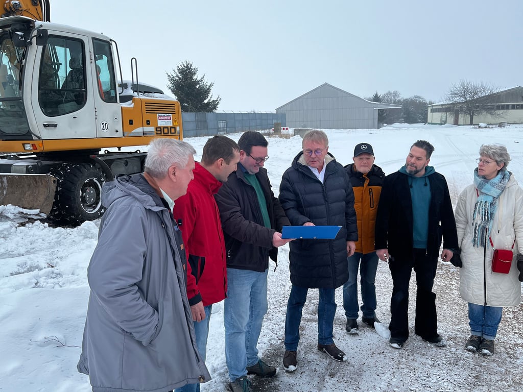 Querfurter Stadträte und Anlieger wurden vor Ort vom Abwasserbetrieb und von der Stadtverwaltung über die beginnende Baumaßnahme informiert. 