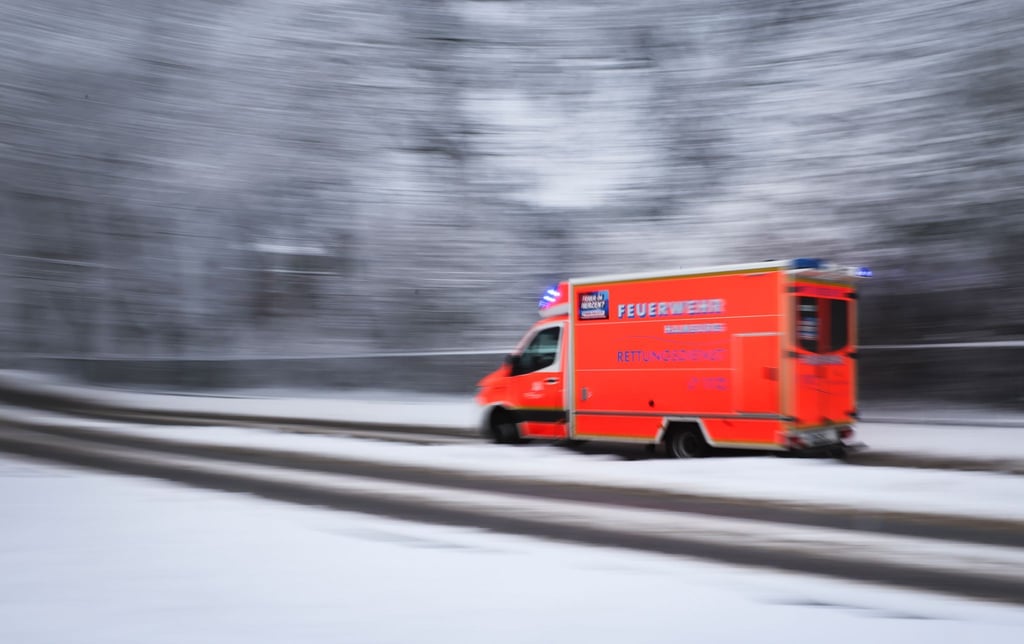 Bei einem Autounfall werden zwei Kinder verletzt. (Symbolbild)