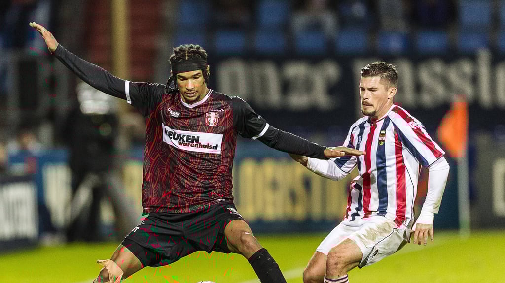 Yannick Eduardo (l.) behauptet den Ball gegen Willem II.