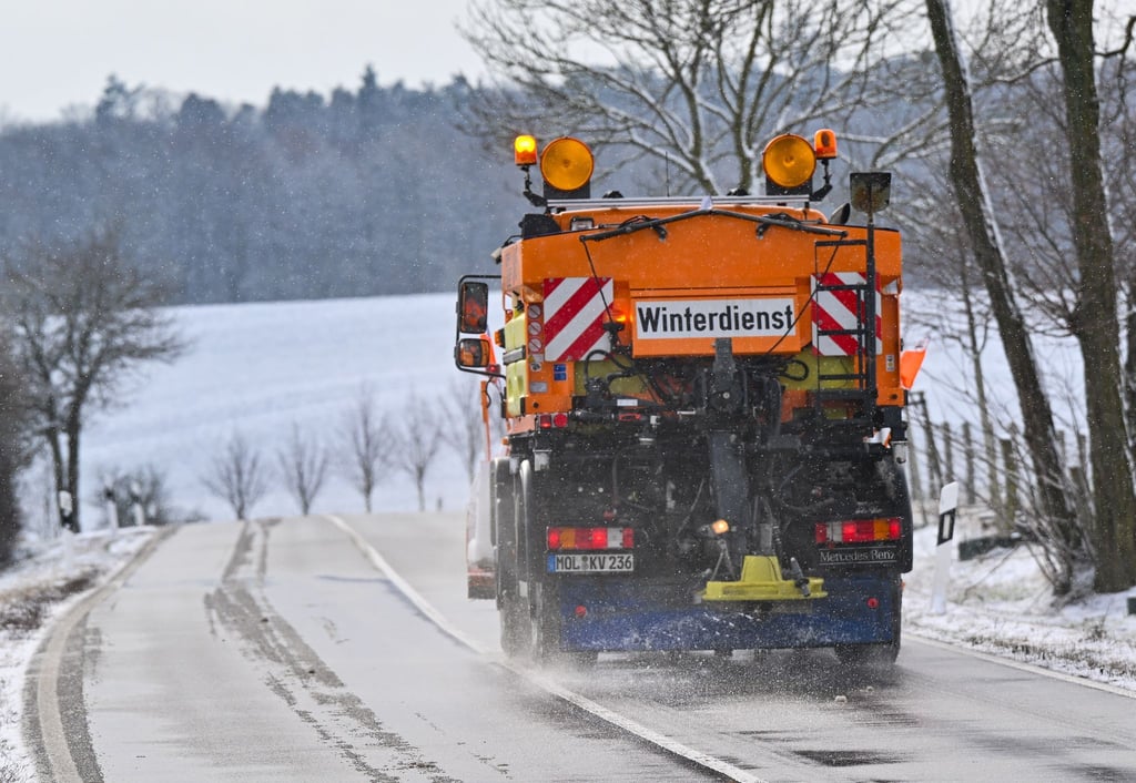 Glatte Straßen müssen gestreut werden. Der Landesbetrieb Straßenwesen Brandenburg ist für den Winterdienst auf Bundes- und Landstraßen, aber auch Radwegen zuständig. (Archivbild)