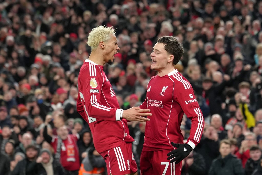 Liverpools Hugo Ekitiké (l) und Florian Wirtz feiern den Sieg gegen Newcastle United.