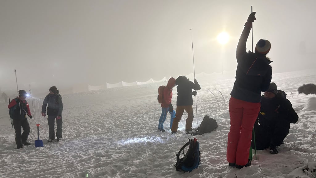 Lawinen-Einsatz am Wurmberg: Bergwacht-Mitglieder aus dem Harz suchen bei einer gemeinsamen Übung mit dem Deutschen Alpenverein Wernigerode mit Sonden nach Verschütteten.