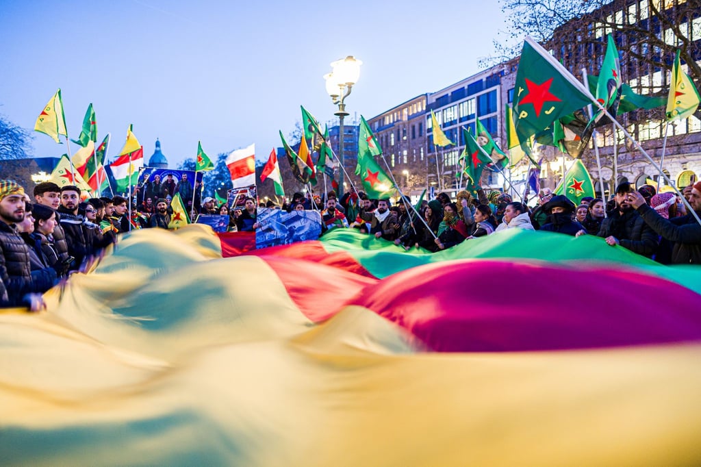 Wie auf diesem Foto von vor rund einer Woche werden am Samstag nach Angaben der Polizei wieder viele Menschen an einer pro-kurdischen Demonstration teilnehmen. (Archivbild)