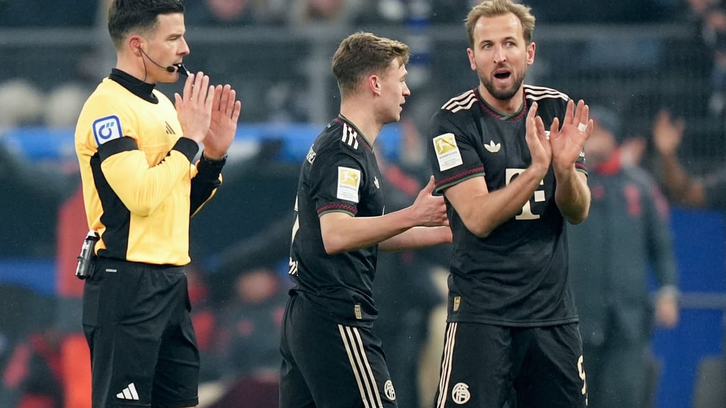 Schiedsrichter Harm Osmers und die Bayern-Profis Harry Kane (l) und Joshua Kimmich.