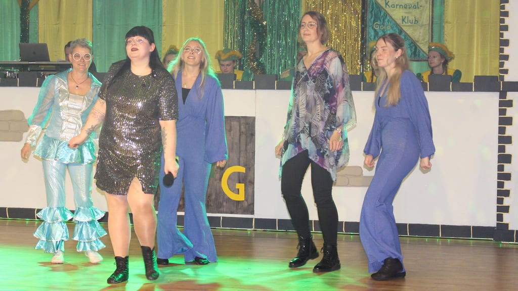 Joana Sadurski ist wieder mit Gesangseinlagen zu erleben. ABBA-Songs  sind angesagt und werden von Backgroundtänzerinnen begleitet.