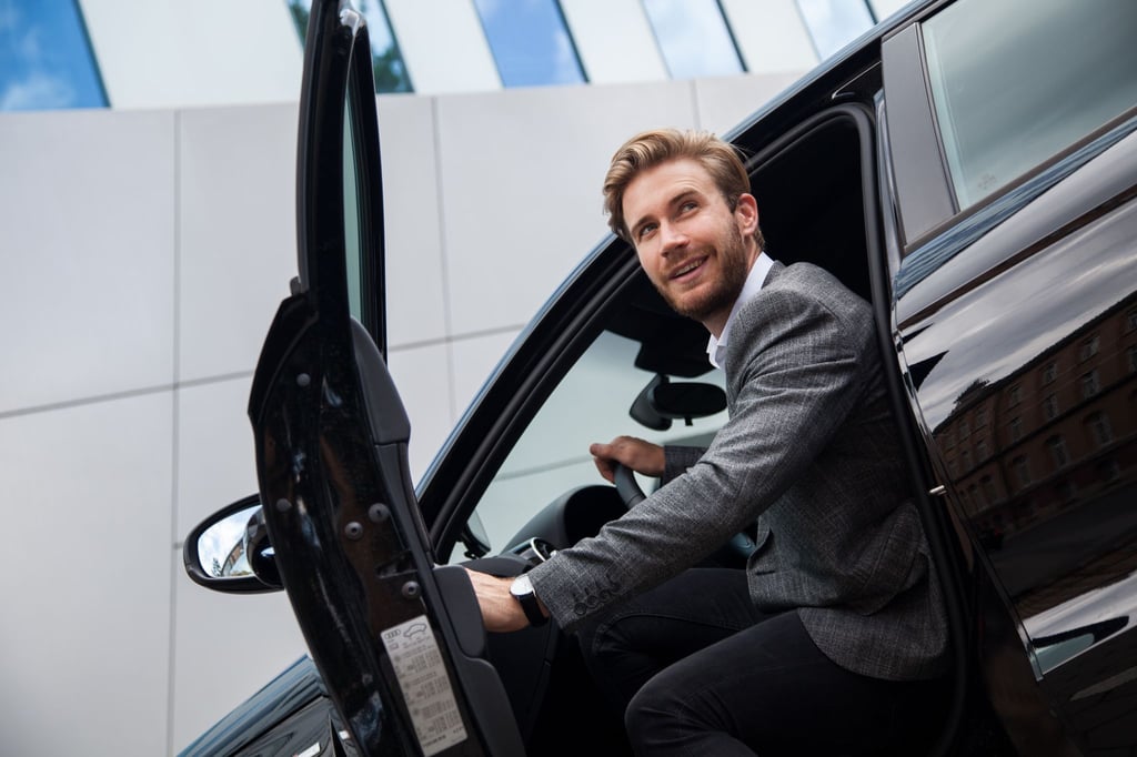 Stellt der Arbeitgeber einen Dienstwagen? Wer diesen auch privat nutzt, muss den steuerlichen Vorteil versteuern.