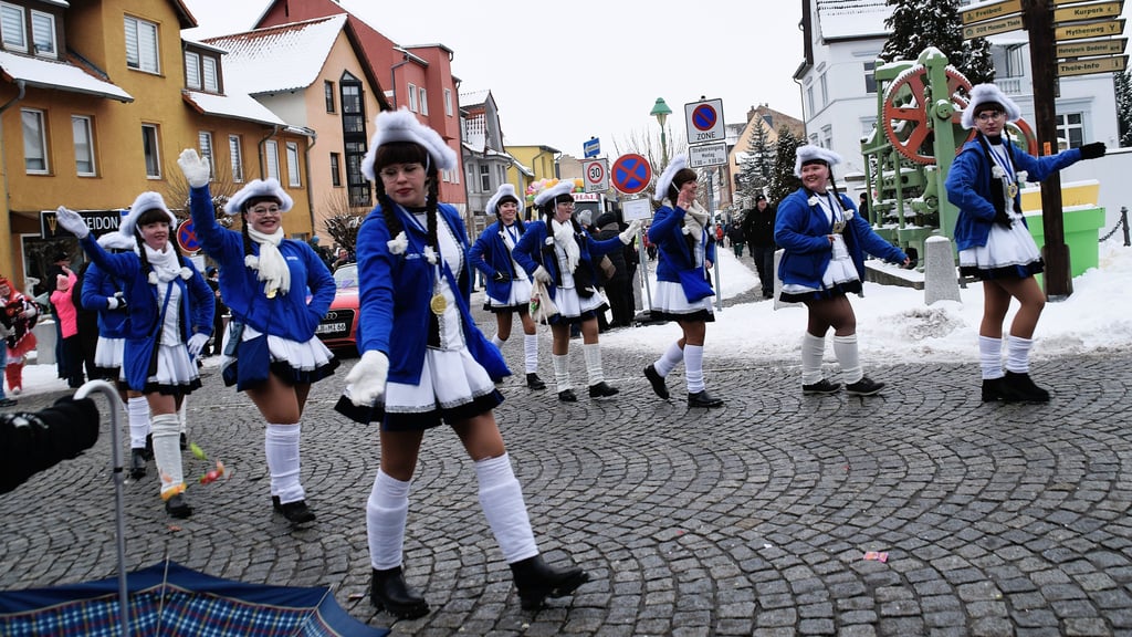 Die Funkenthaler des Thalenser Carneval-Clubs (TCC) gehören natürlich dazu beim Karnevalsumzug durch die Bodetal-Stadt. Er führt vom Bodeufer unter anderem durch die Karl-Marx-Straße bis zum Klubhaus.