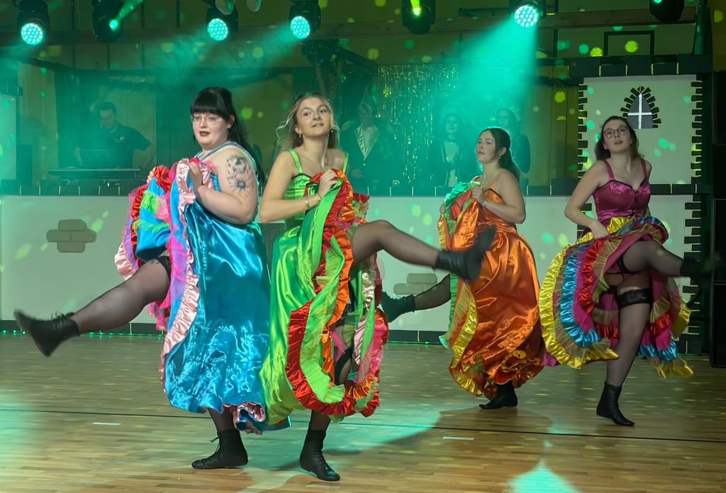 In Güterglück ist der Can Can der tradtionelle Abschlusstanz im Programm. Dieser Tanz in den bunten Rüschenkleidern begeistert das Publikum immer wieder.