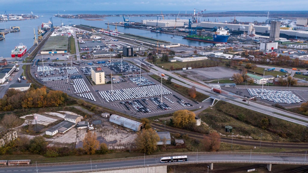Über den Rostocker Hafen soll Wasserstoff in Form von Ammoniak nach Deutschland gelangen. (Archivbild)