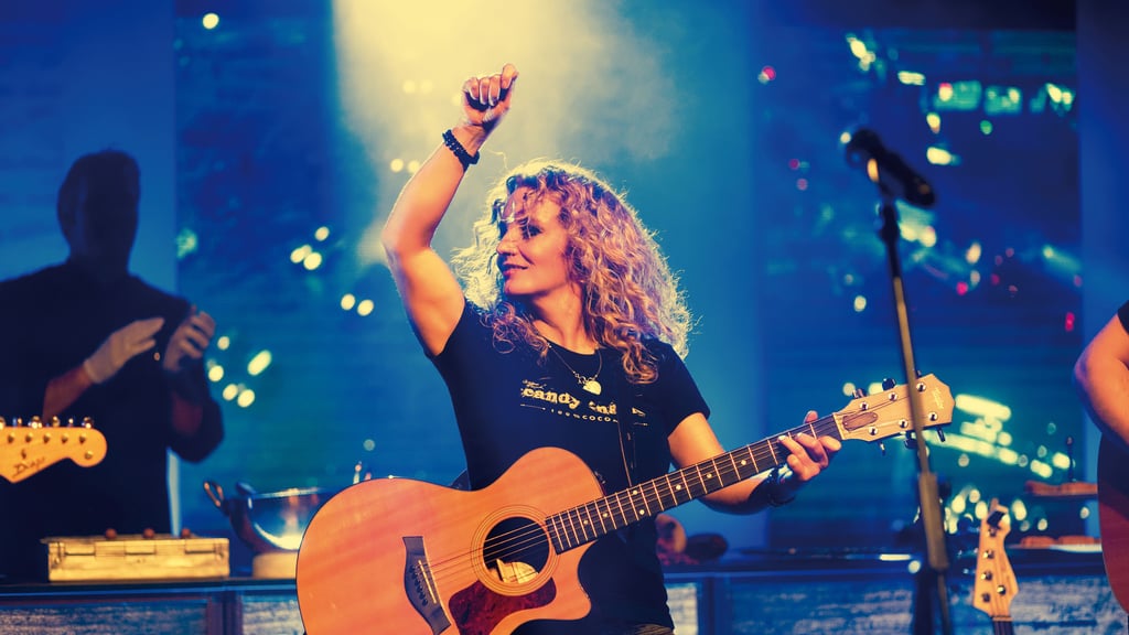 Bald in der Halloren-Schokoladenfabrik auf der Bühne: die Sängerin Christina Rommel aus Erfurt