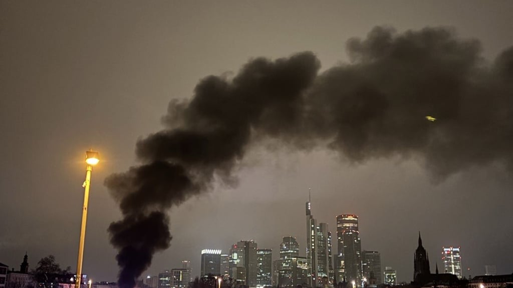 Eine Rauchsäule steigt am Frankfurter Mainufer auf.