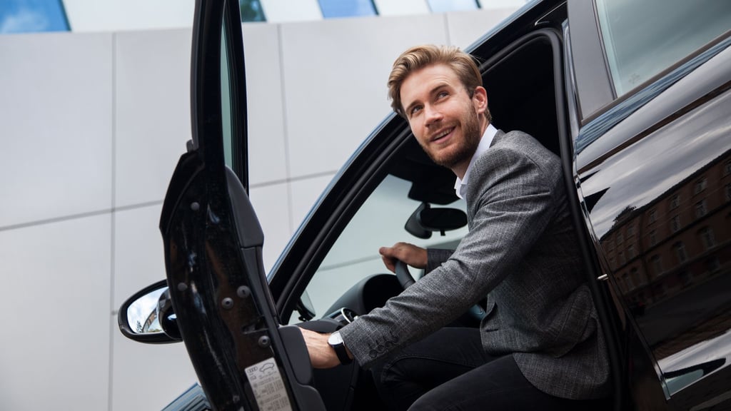 Stellt der Arbeitgeber einen Dienstwagen? Wer diesen auch privat nutzt, muss den steuerlichen Vorteil versteuern.