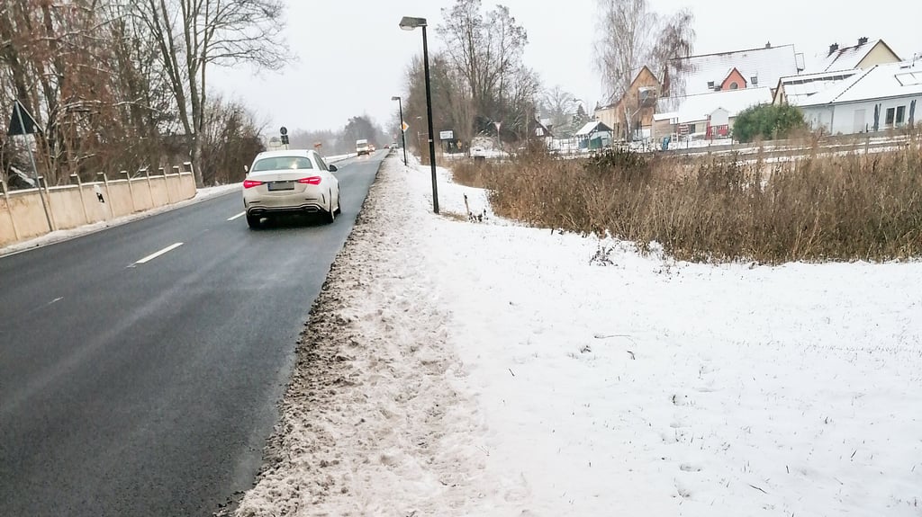 Der Fußweg entlang der B 2 in Draschwitz wird seit Tagen nicht beräumt. 
