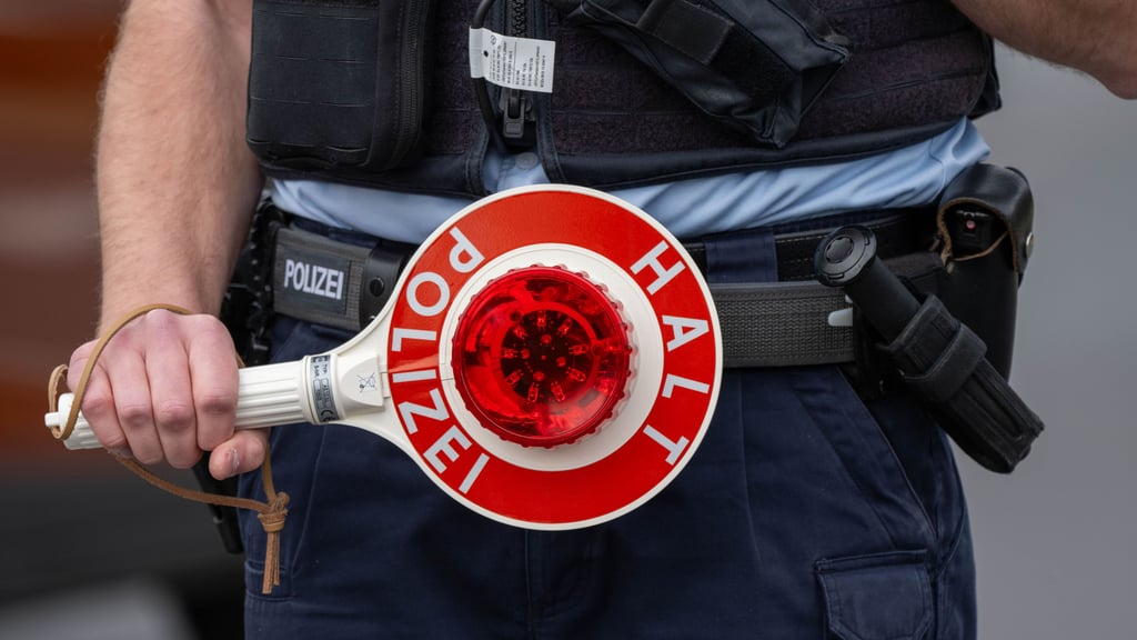 Gleich zweimal hat die Polizei in der Nacht zu Sonntag einen 18-Jährigen erwischt, der unter Drogeneinfluss Auto fuhr. 