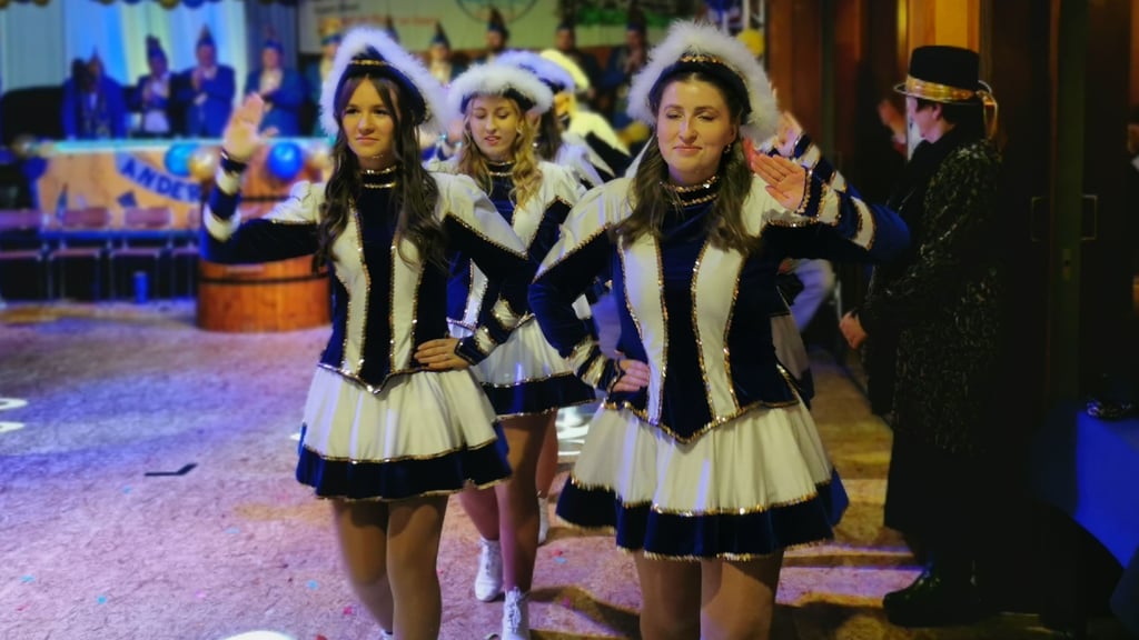 Mit dem Einzug der Funkengarde sowie des Prinzenpaars Niko I. und Jessica I. begann in Anderbeck der Karneval. 