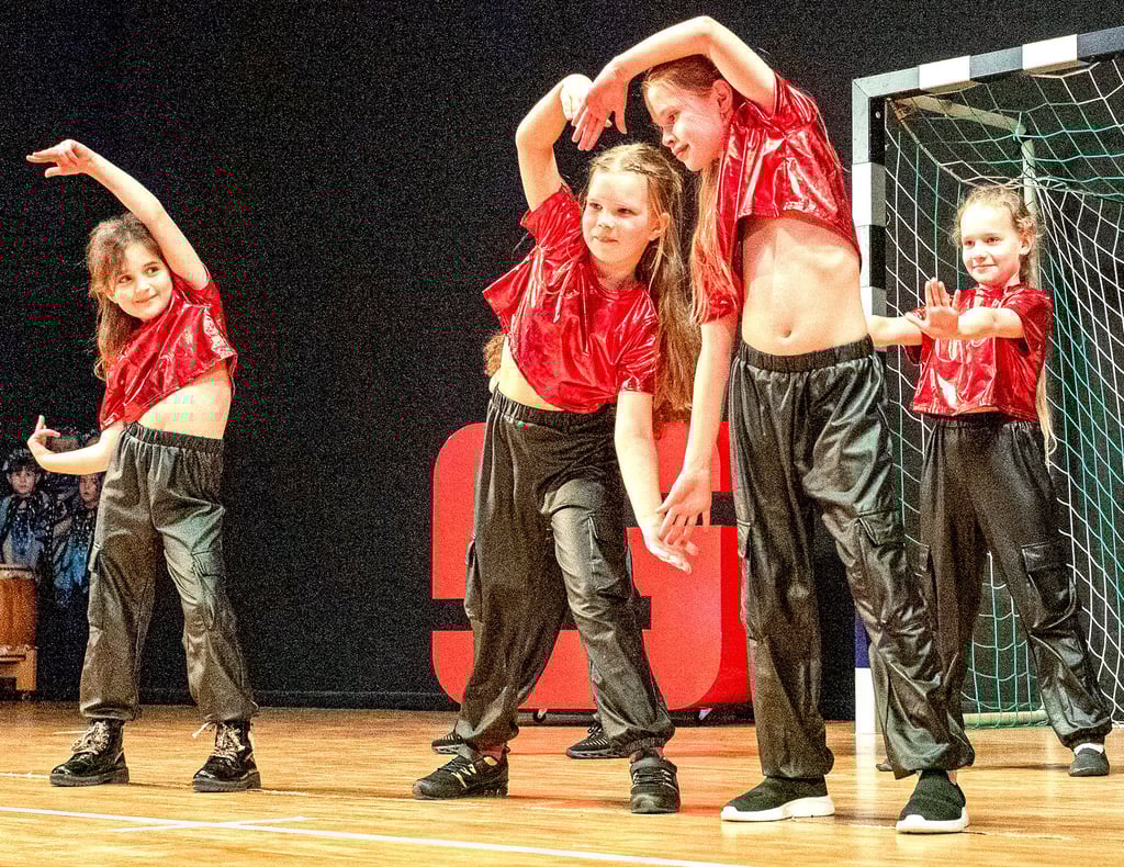 Die Hip-Hop-Girls vom Tanzclub Vilando aus Burg bewiesen viel Rhythmusgefühl. Der Club begeisterte auch mit den Showmäusen und den Zumba-Mädels.