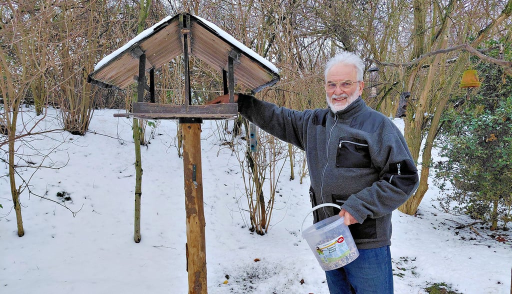 Rolf Hausch ist seit vielen Jahren mit Leib und Seele Ornithologe. Zu Hause in  Tröglitz füttert er Vögel. 