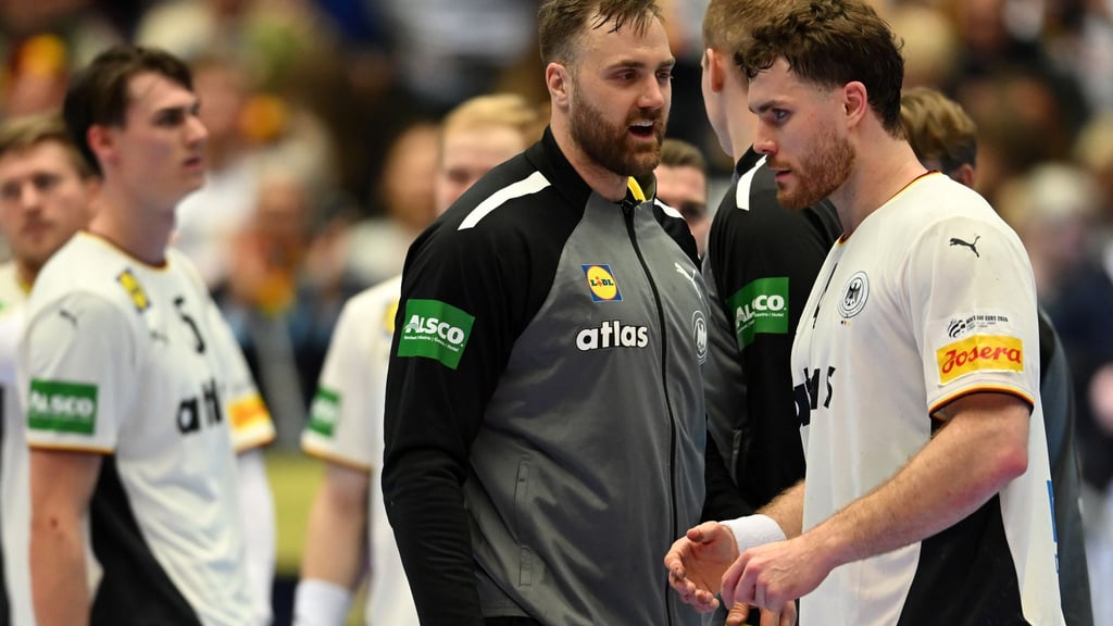 Torwart Andreas Wolff (l) und Kapitän Johannes Golla (r) sind in das All-Star-Team der Handball-EM gewählt worden. (Archivbild)