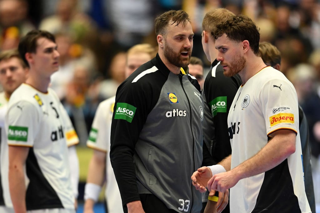 Torwart Andreas Wolff (l) und Kapitän Johannes Golla (r) sind in das All-Star-Team der Handball-EM gewählt worden. (Archivbild)