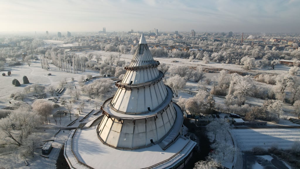 Winter im  Magdeburger Elbauenpark mit Blick zum Jahrtausendturm. Der Park soll attraktiver werden. Wie das aussehen soll, darüber wurde im Stadtrat heftig diskutiert. Denn einer der Pläne könnte dem Zoo Konkurrenz machen.&nbsp;