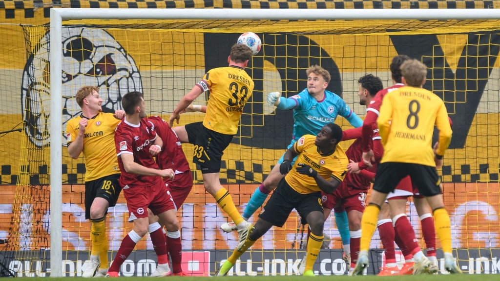 Christoph Daferner (Dynamo Dresden, 4.v.l.) erzielt das 1:0.