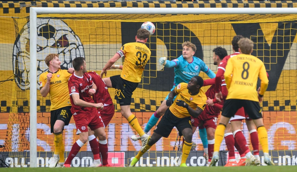 Christoph Daferner (Dynamo Dresden, 4.v.l.) erzielt das 1:0.
