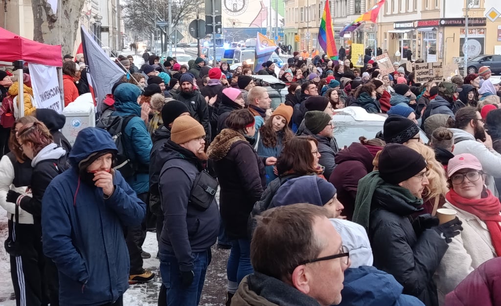 Gegenüber der Veranstaltungshalle „Halber85“, in der das rechte Magazin „Compact“ sein 15-jähriges Bestehen feierte, protestierten Hunderte als klare Haltung gegen rechtes Gedankengut.