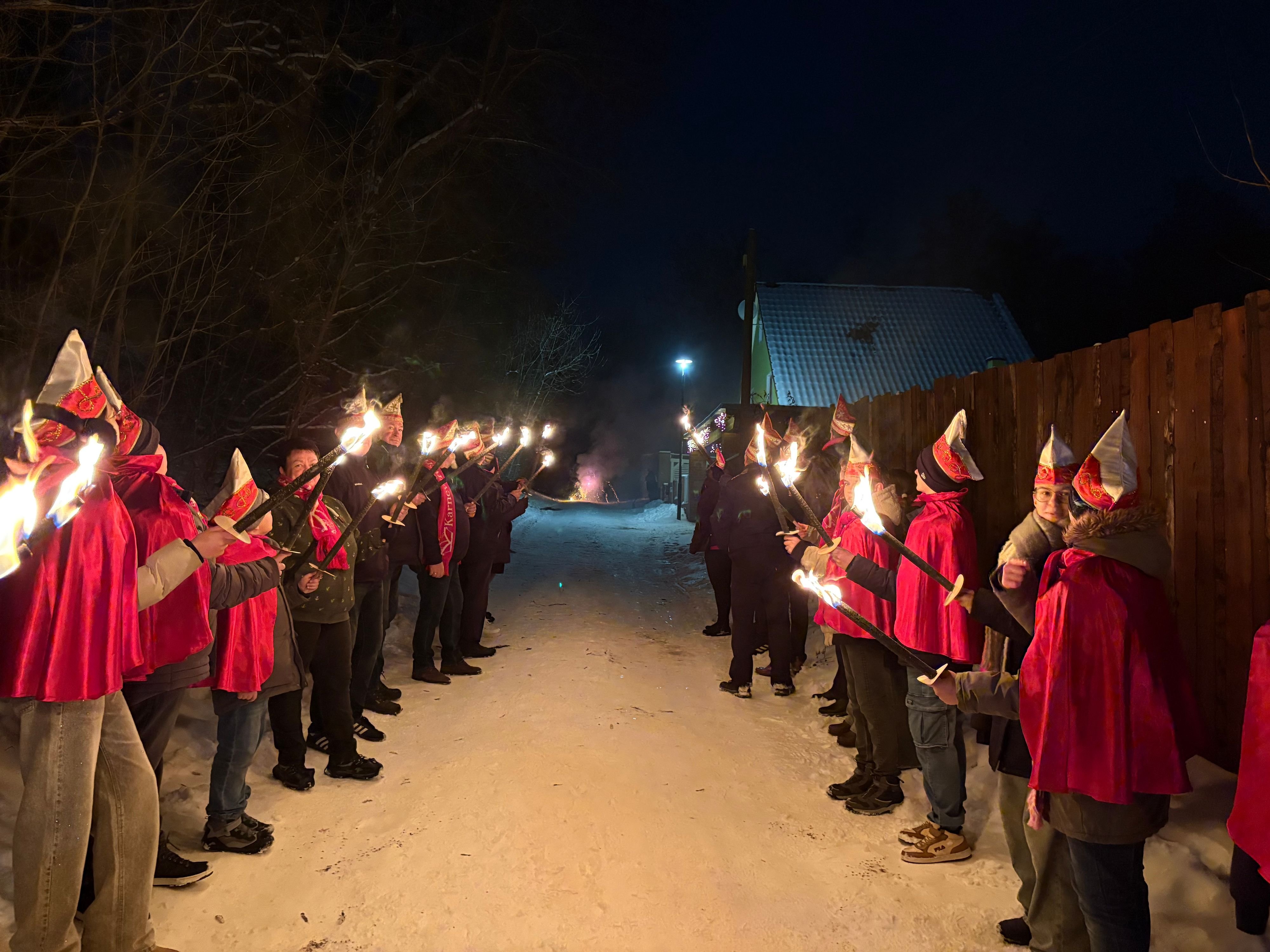 Fotos vom Karnevalsauftakt in Gutenswegen: Flammen, Frohsinn und Vorfreude: Lichtermeer am Gauseberg