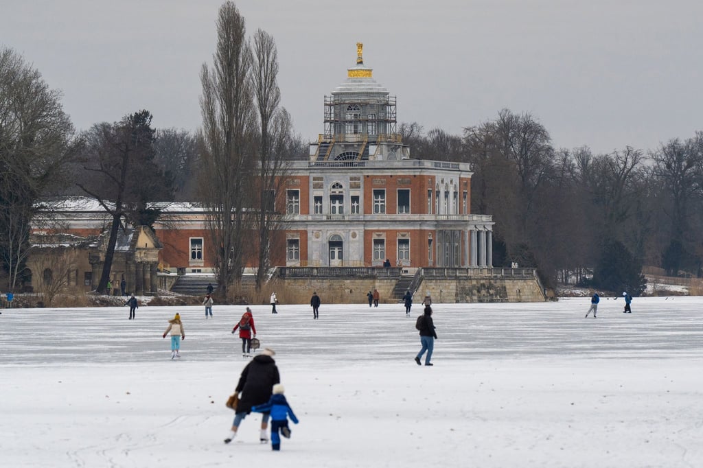 Der zugefrorene Heilige See in Potsdam lädt trotz eisiger Kälte zum Schlittschuhlaufen ein.