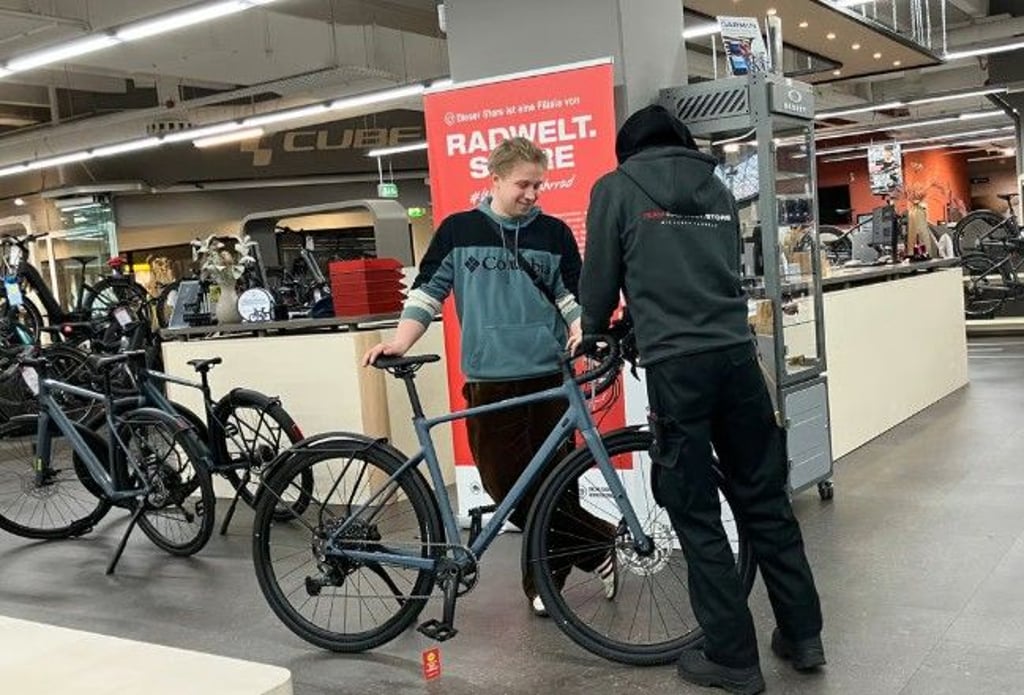 Zufriedener Kunde: Hagen Stephan aus Halle (links) hat sich am Samstag im Radwelt Store im Südstadt Center ein neues Fahrrad gekauft. Eine Schließung des Centers würde er sehr bedauern, sagt der Hallenser.