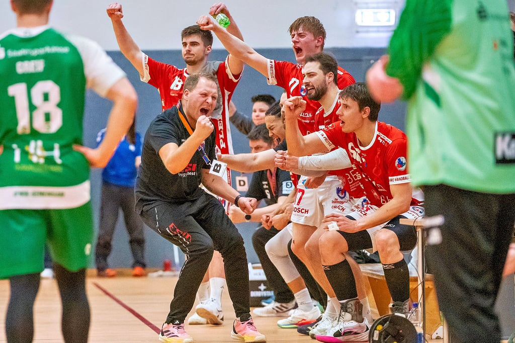 Trainer Fabian Kunze und seine Schützlinge bejubeln eine gelungene Aktion: Nachdem sie mit 0:4 Punkten ins neue Jahr gestartet waren, feierten die Burgenländer am Samstag im „Euroville“ einen souveränen Heimsieg gegen den USV Halle.