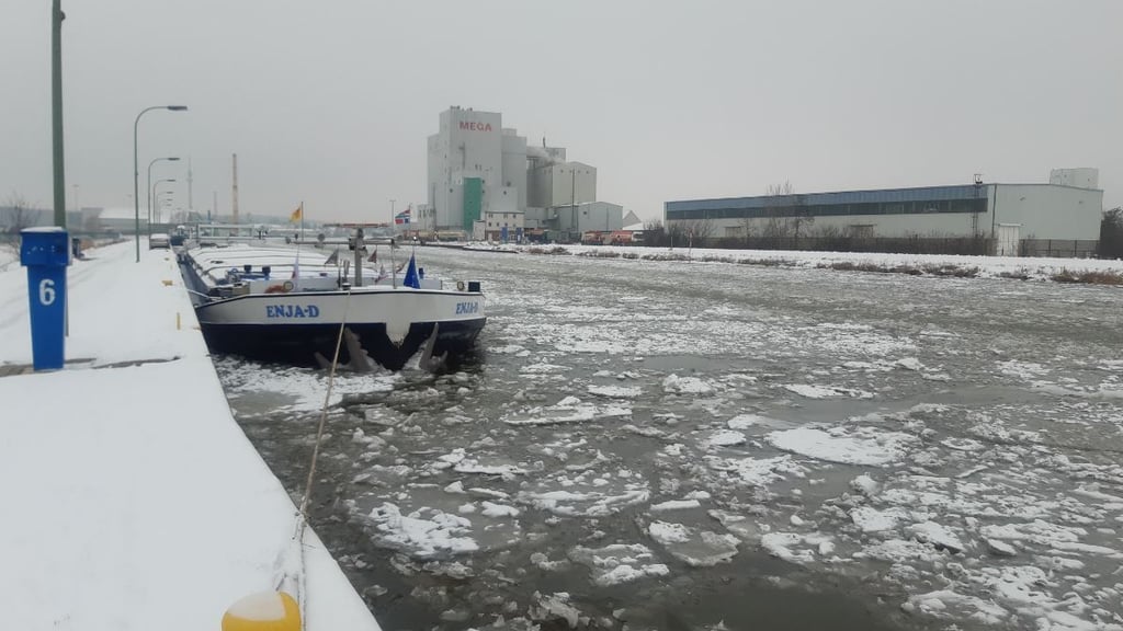 An der Haldensleber Liegestelle am Südhafen sind Schiffe durch das Eis eingeschlossen worden. 