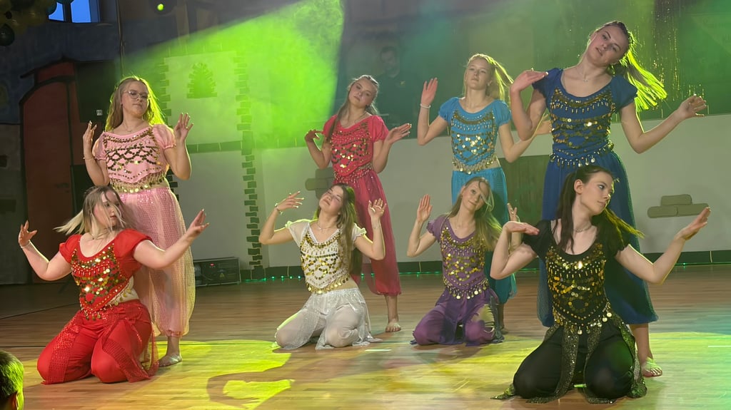 Die Dancegirls gehen es orientalisch an bei ihrer Tanzdarbietung.