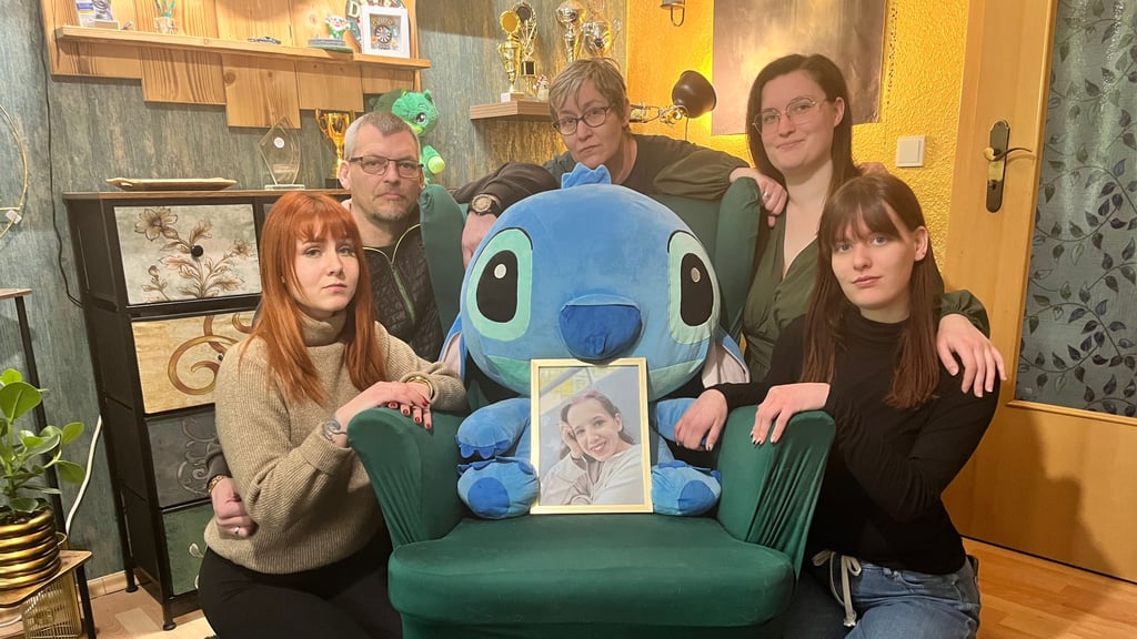 Im Sessel in der Wohnstube sitzt das Lieblingskuscheltier von Fiona. So ist die Achtzehnjährige immer mitten in der Familie, auch wenn sie gerade im Krankenhaus ist.