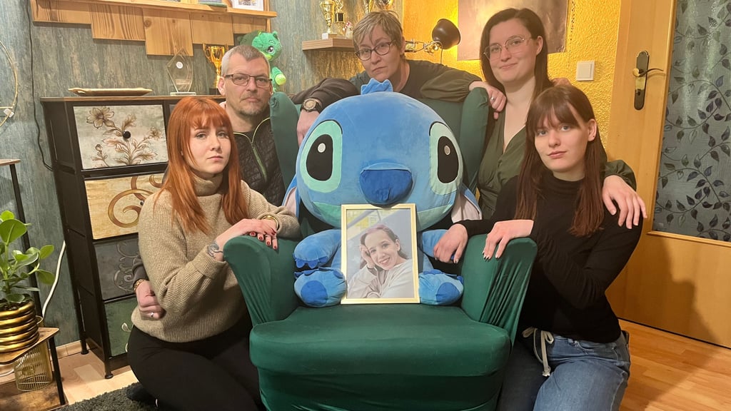 Im Sessel in der Wohnstube sitzt das Lieblingskuscheltier von Fiona. So ist die Achtzehnjährige immer mitten in der Familie, auch wenn sie gerade im Krankenhaus ist.