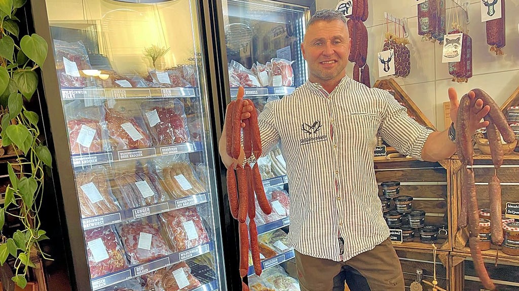 Michael Reiß von der Wildererhütte mit seinen Salamis für den Wettbewerb. 