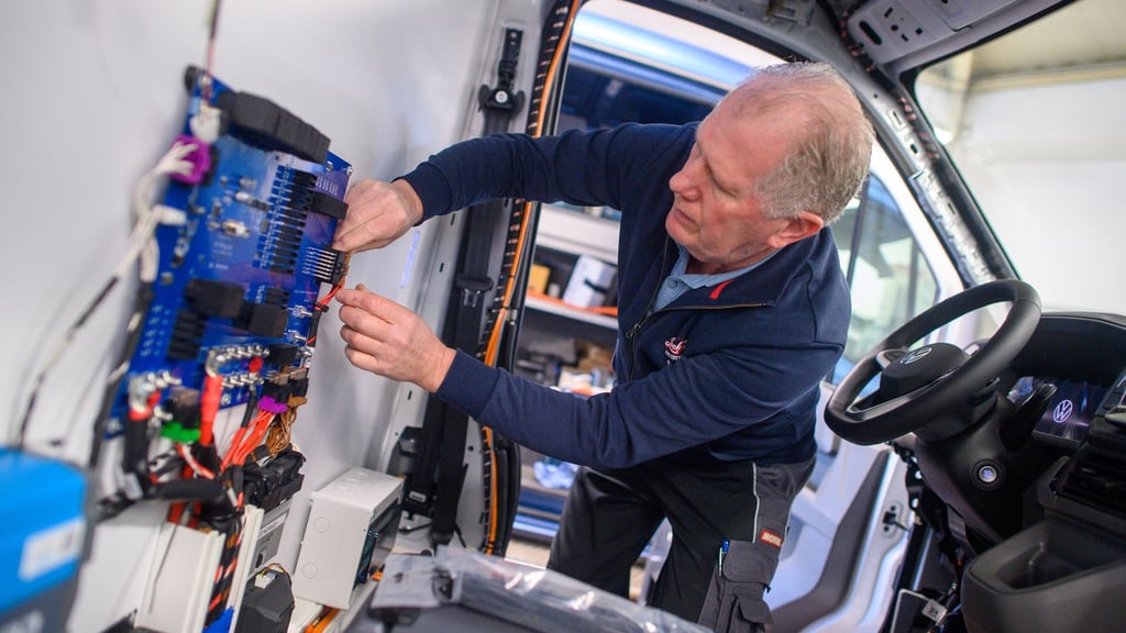 Wünschewagen oder Wunsch-Ambulanzen sind aufwendig umgebaute Krankentransportfahrzeuge.