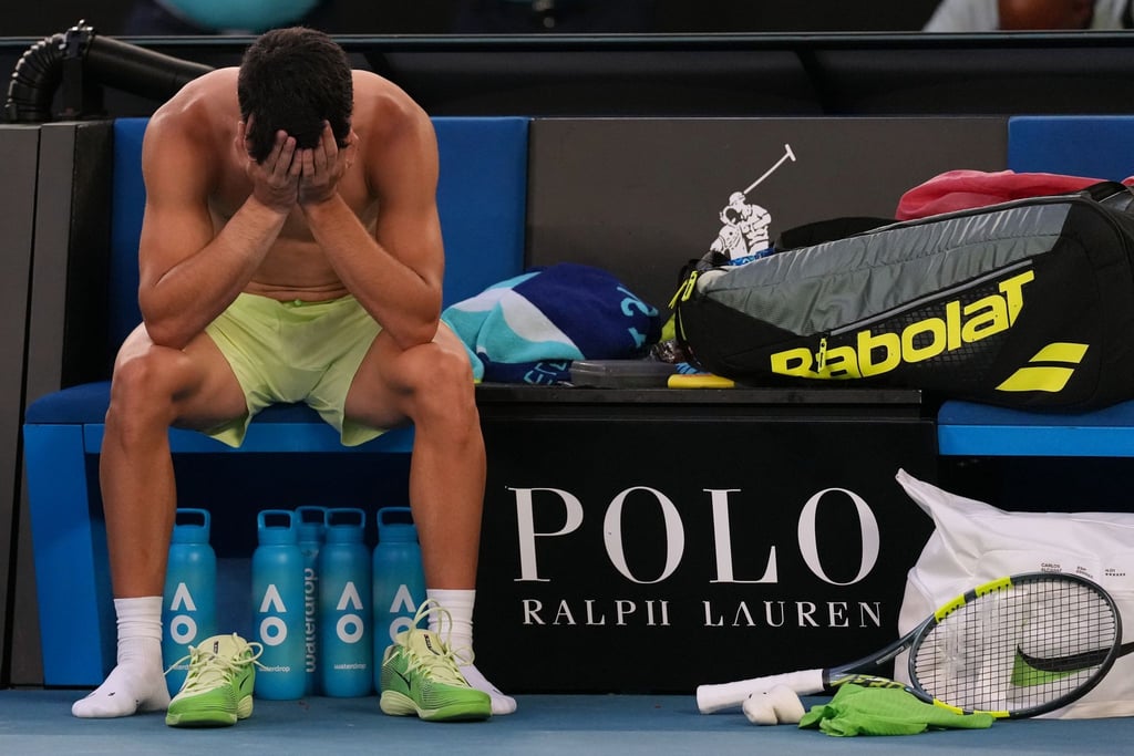 Carlos Alcaraz war nach seinem Halbfinale gegen Alexander Zverev völlig erschöpft.