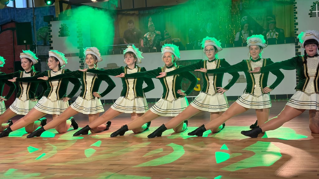 Die Mädchen der ersten Garde bietenGardetanz vom Feinsten in Güterglück. 