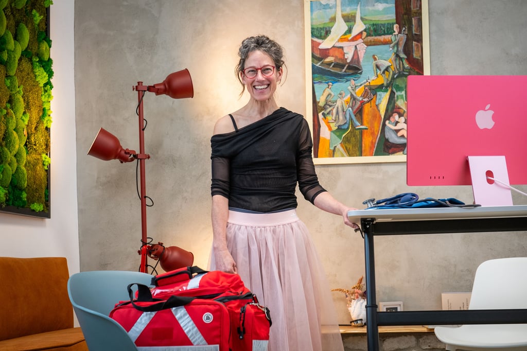 Im Freizeit-Outfit stellt sich Dr. Daniela Wartini in ihrer Praxis in Eckartsberga dem Fotografen. Zur Sprechstunde aber wird’s konventioneller. Weißkittel? „Kommt nicht infrage“, sagt sie.