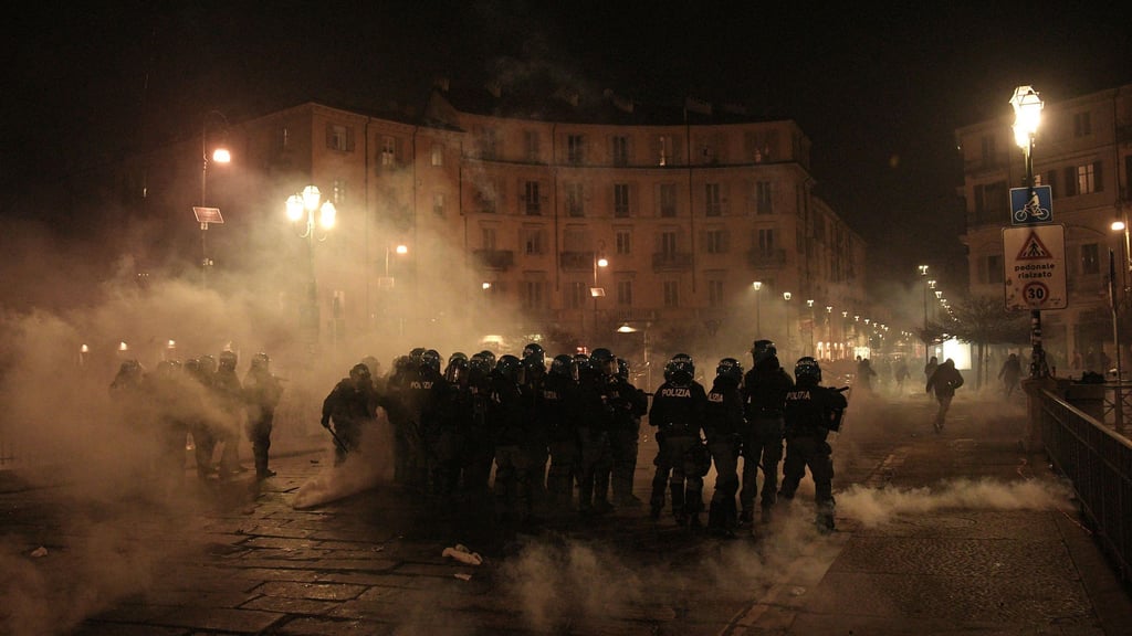 Mindestens 100 Sicherheitskräfte wurden bei den Krawallen verletzt.