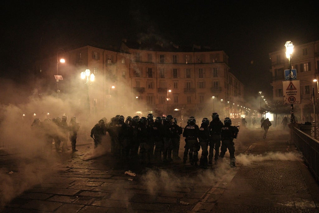 Mindestens 100 Sicherheitskräfte wurden bei den Krawallen verletzt.
