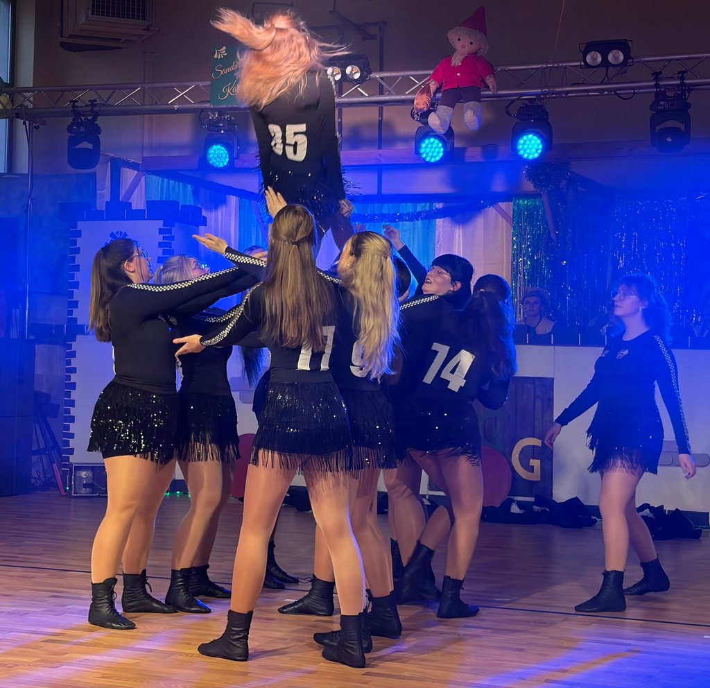 Bei der Gruppa Glitterflash werden die Fahnen geschwungen. Da ist Feuer, wie bei der Formel eins.