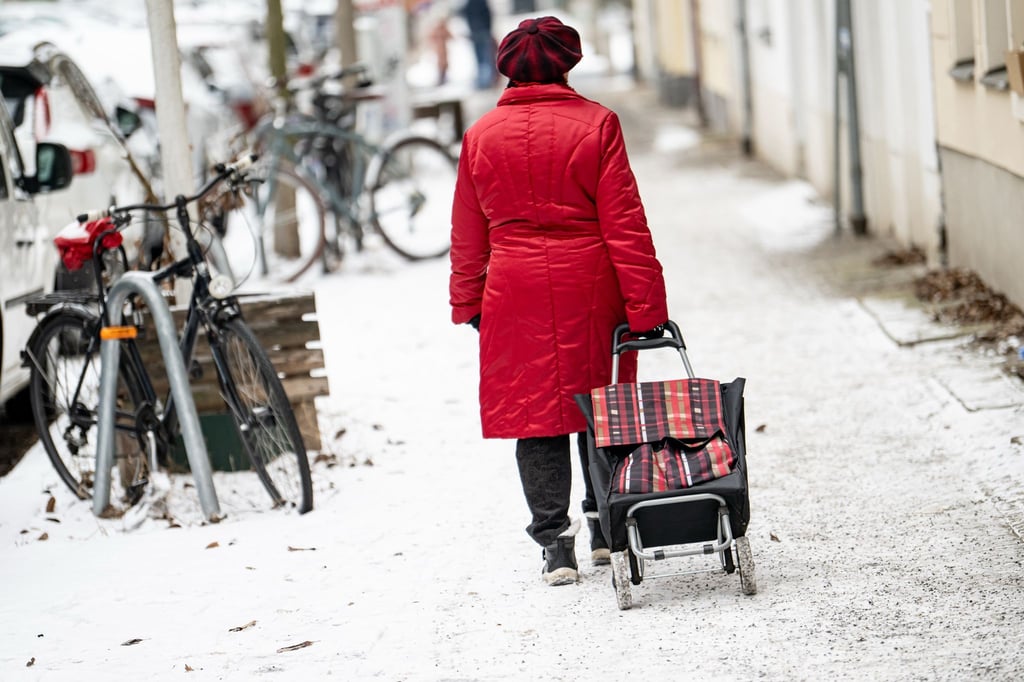 Die Berliner Bezirke sollen beim Beseitigen von Schnee und Eis mehr Hilfe bekommen. (Archivbild)