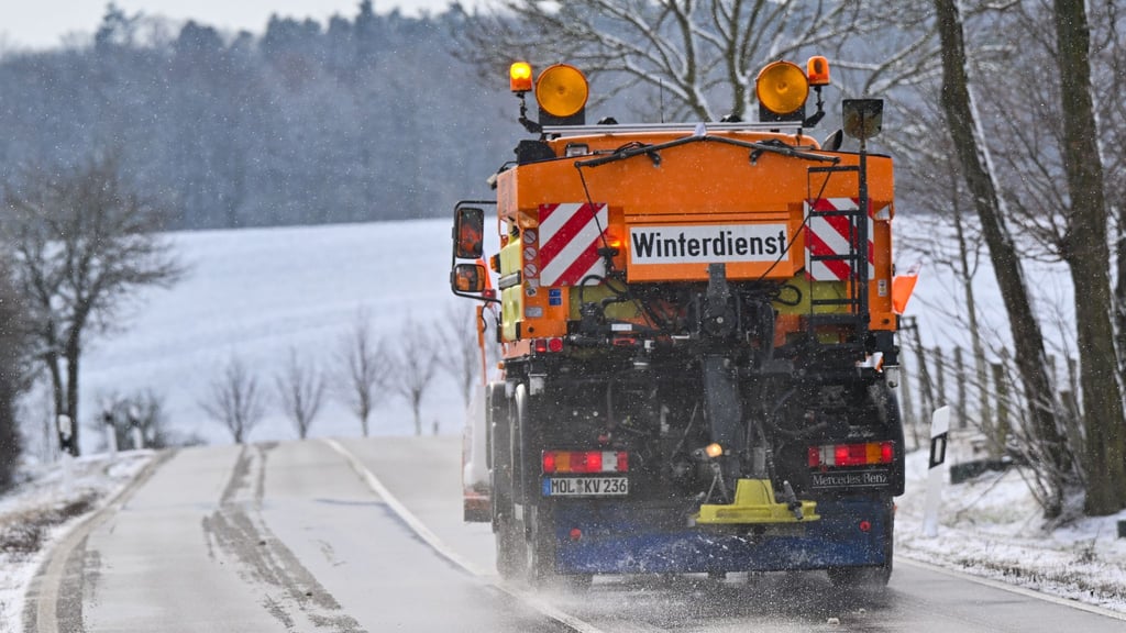 Glatte Straßen müssen gestreut werden. Der Landesbetrieb Straßenwesen Brandenburg ist für den Winterdienst auf Bundes- und Landstraßen, aber auch Radwegen zuständig. (Archivbild)