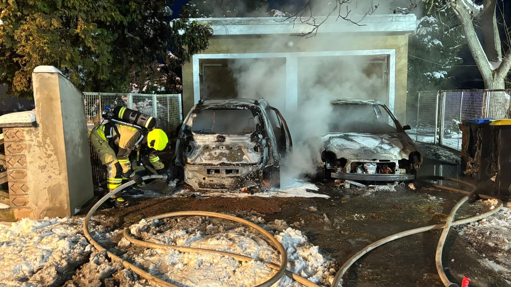 Zwei Pkws sind in Könnern in Flammen aufgegangen. 