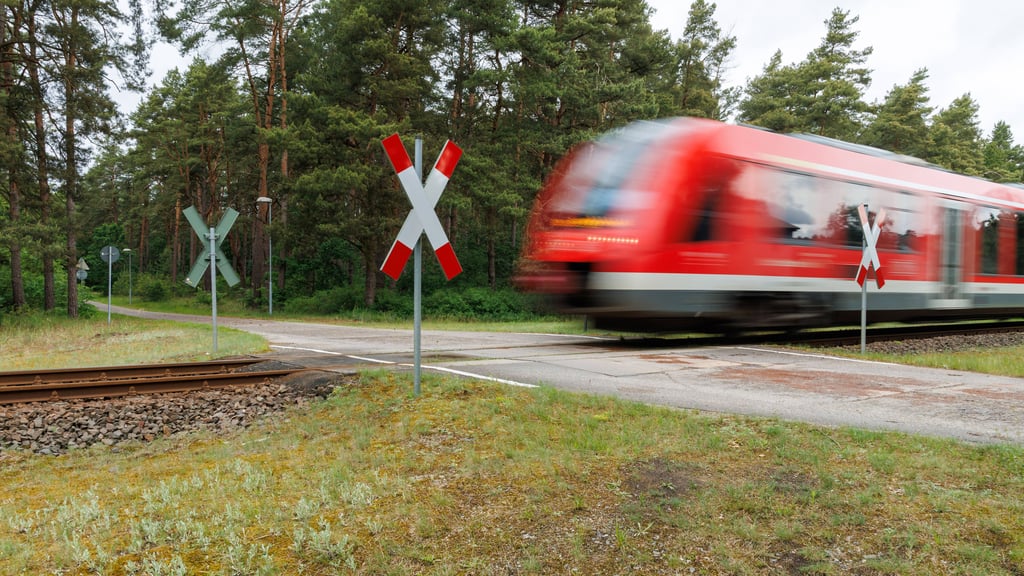 Am Bahnübergang in Heyrothsberge an der B1 ist es am Samstag zu einem Unfall mit drei Autos gekommen,